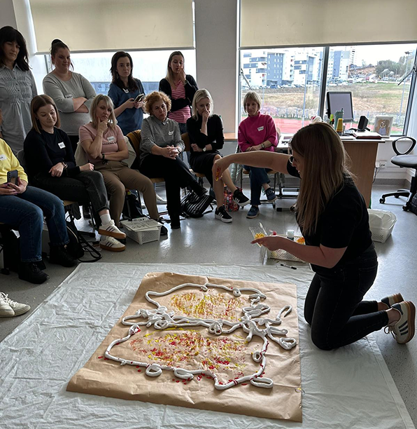 Prowadzi szkolenia dla nauczycieli, psychologów, pedagogów, logopedów oraz rodziców z zakresu metody Attention Autism, zarówno otwarte, jak i dla placówek oświatowych.