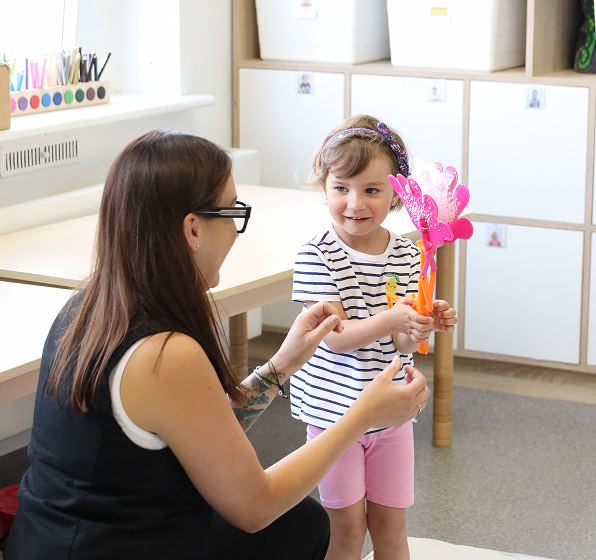 W pracy i życiu kieruje się dobrem dziecka, współpracą z rodziną oraz działaniem w sposób szczery, uczciwy i odpowiedzialny, dbając o rozwój, bezpieczeństwo i godność każdego dziecka.
